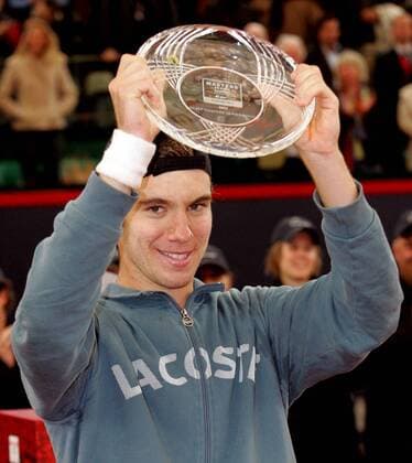Siegerehrung nach dem Finale in Hamburg 2005: der unterlegene Richard Gasquet (Frankreich) präsentiert seinen Pokal Tennis Herren Master Series Hamburg 2005, ATP Tour, Finale, Endspiel Einzelbild Am Rothenbaum Hamburg