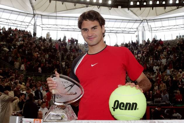 Siegerehrung Masters Hamburg 2005: Sieger Roger Federer (Schweiz) präsentiert seinen Pokal und einen riesigen Tennisball Tennis Herren Master Series Hamburg 2005, ATP Tour, Finale, Endspiel Einzelbild Am Rothenbaum Hamburg