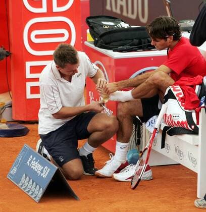 Der Physiotherapeut wechselt den Tapeverband am Fuß von Roger Federer (Schweiz) Tennis Herren Master Series Hamburg 2005, ATP Tour, Finale, Endspiel Gruppe Am Rothenbaum Hamburg
