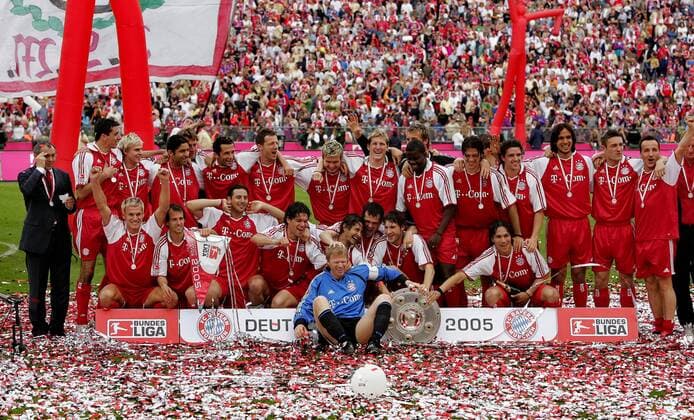 Meisterfoto Bayern, hi.v.li.: Trainer Magath, Makaay, Rau, Hashemian, Salihamidzic, Linke, Görlitz, Schweinsteiger, Kuffour, Demichelis, Hargreaves, Santa Cruz, Kovac, Jeremies, vorn v.li.: Zickler, Scholl, Pizarro, Ballack, Lizarazu, Sagnol, Frings, ... Fußball 1. BL Herren Saison 2004 2005, FC Bayern München, Deutscher Meister, Deutsche Meisterschaft, Meisterfeier, Feier Totale Meisterjubel München Freude,