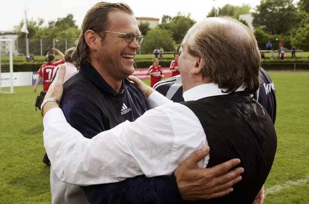 Trainer Dr. Hans Jürgen Tritschoks und Manager Siegfried Dietrich (beide FFC Frankfurt) bejubeln völlig durchnässt die Deutsche Meisterschaft Fußball 1. BL Damen Saison 2004 2005, Frauen, Frauenfußball, Deutscher Meister, Deutsche Meisterschaft, Meisterfeier Gruppe Frankfurt M. Freude, Begeisterung,