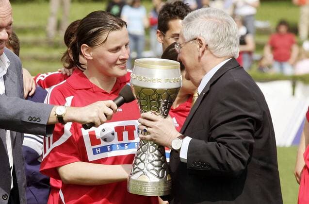 DFB Präsident Dr. Theo Zwanziger überreicht Kapitän Pia Wunderlich (FFC Frankfurt) den Meisterpokal Fußball 1. BL Damen Saison 2004 2005, Frauen, Frauenfußball, Deutscher Meister, Deutsche Meisterschaft, Meisterfeier Gruppe Frankfurt M. Freude,
