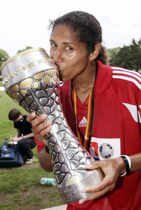 Steffi Jones (FFC Frankfurt) küsst den Meisterpokal Fußball 1. BL Damen Saison 2004 2005, Frauen, Frauenfußball, Deutscher Meister, Deutsche Meisterschaft, Meisterfeier Einzelbild Frankfurt M. Freude,