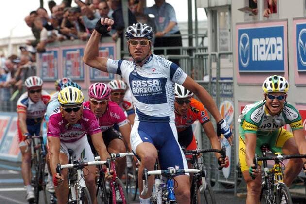 Alessandro Petacchi (Italien Fassa Bortolo) gewinnt die 9. Etappe des Giro d Italia -  Radsport Herren 88. Giro d Italia 2005, dItalia, ProTour, Straßenradsport, Straße, Rad Gruppe 9. Etappe: Firenze - Ravenna