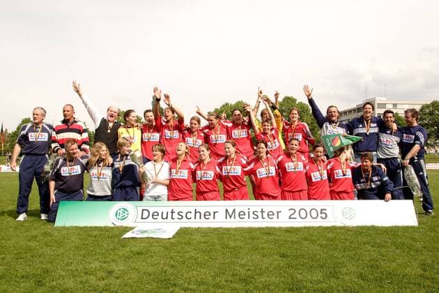 Die Spielerinnen und Betreuer des FFC Frankfurt feiern die Deutsche Meisterschaft, mit dabei Manager Dietrich, Torfrau Elling, Jones, Künzer, Prinz, Torfrau Wissink Krummenauer, Garefrekes, Trainer Dr. Tritschoks, Co Boretti Fußball 1. BL Saison 2004 2005, Frauen, Frauenfußball, Deutscher Meister, Deutsche Meisterschaft, Meisterfeier Totale Frankfurt M. Freude,
