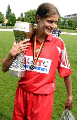 Kerstin Garefrekes (FFC Frankfurt) will den Pokal nicht mehr hergeben Fußball 1. BL Saison 2004 2005, Frauen, Frauenfußball, Deutscher Meister, Deutsche Meisterschaft, Meisterfeier Einzelbild Frankfurt M. Freude,