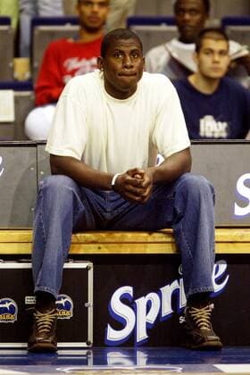 Michael Wright (ALBA) ist zum Zuschauen verdammt - er wurde positiv auf ein unerlaubtes Mittel getestet und für zwölf Spiele gesperrt Basketball 1. BL Herren BBL Saison 2004 2005, Playoffs, Playoff, Play Offs, Off, Viertelfinale, ALBA Berlin Einzelbild Berlin Enttäuschung,