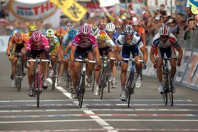 Sprintankunft - v.li.: Erik Zabel (Deutschland T Mobile), Robbie McEwen (Australien Davitamon Lotto), Alessandro Petacchi (Italien Fassa Bortolo) und Stuart O Grady (Australien Cofidis) - Radsport Herren 88. Giro d Italia 2005, dItalia, ProTour, Straßenradsport, Straße, Rad, Vdig Gruppe 10. Etappe Ravenna - Rossano Veneto Dynamik, Kampf Spannung,