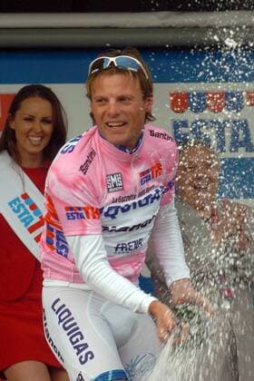 Danilo di Luca (Italien Liquigas Bianchi) im rosa Trikot des Gesamtführenden mit der obligatorischen Champagnerdusche -  Radsport Herren 88. Giro d Italia 2005, dItalia, ProTour, Straßenradsport, Straße, Rad, Vdig Einzelbild 10. Etappe Ravenna - Rossano Veneto Freude, Begeisterung,