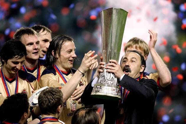 Trainer Valeri Gazzaev (re.) präsentiert stolz die UEFA Cup Trophäe, daneben Ivica Olic (beide ZSKA Moskau) - Fußball EC 3 Herren UEFA Cup 2004 2005, Pokal, Europapokal, Europacup, Finale, Endspiel, CSKA Moskau Gruppe Siegerehrung, Podium, Podest Lissabon, Europacupsieg, Europacupsieger Begeisterung, Freude,