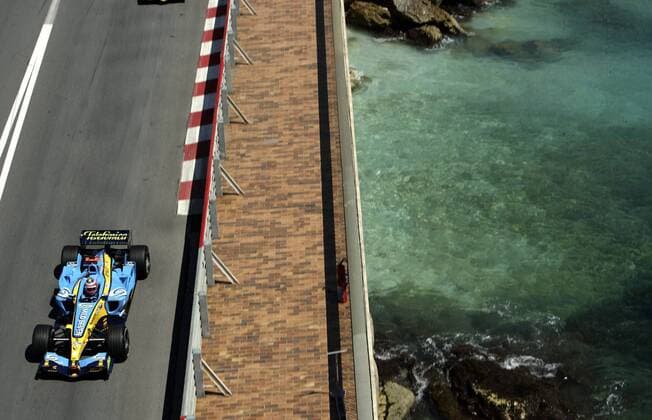 Fernando Alonso (Spanien Renault) fährt in seinem Boliden am Mittelmeer entlang Motorsport Grand Prix Herren Großer Preis von Monaco 2005, Formel 1 Weltmeisterschaft, F1, F, GP, WM, Freies Training Totale Circuit de Monaco Monte Carlo,