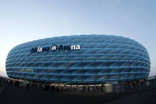 Die Münchner Allianz Arena signalisiert Blau leuchtend ein Heimspiel vom TSV 1860 Fußball 2. BL Herren Saison 2004 2005, Pre Opening Totale AllianzArena München