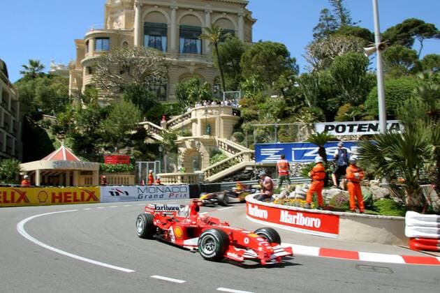 Michael Schumacher (Deutschland Ferrari) mit seinem Boliden in der Loews Kurve vor dem Sun Casino Motorsport Grand Prix Herren Großer Preis von Monaco 2005, Formel 1 Weltmeisterschaft, F1, F, GP, WM, Freies Training Totale Circuit de Monaco Monte Carlo,