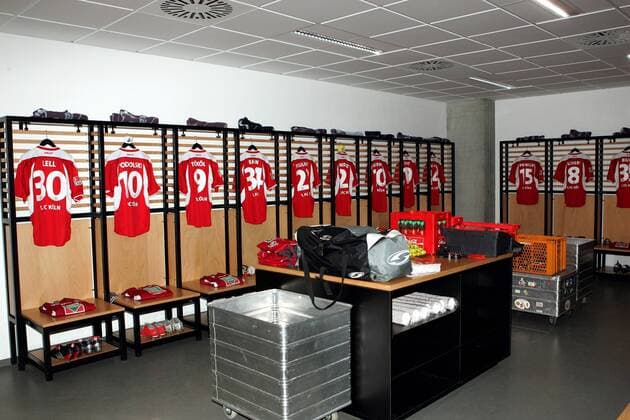 Umkleidekabine des 1. FC Köln Fußball 2. BL Herren Saison 2004 2005, 1. FC Köln, Fotostory, Vereinsstory, Reportage, Innenbereich Totale RheinEnergie Stadion, RheinEnergy, Energy Köln
