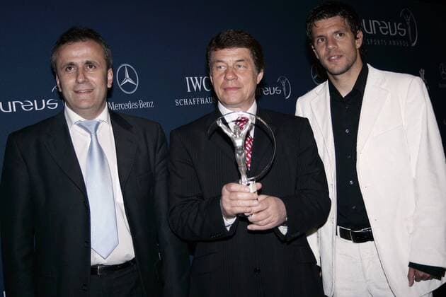 Verleihung der Laureus World Sports Awards: Nationaltrainer Otto Rehhagel (Mitte), Co Trainer Ioannis Topalidis (li.) und Panagiotis Fyssas (alle Griechenland) mit dem Laureus Award für das Team des Jahres Fußball Damen Laureus World Sports Awards 2005, Award, Sportlerwahl, Ehrung, Sportlerehrung, Sportlerauszeichnung Gruppe Estoril Freude,