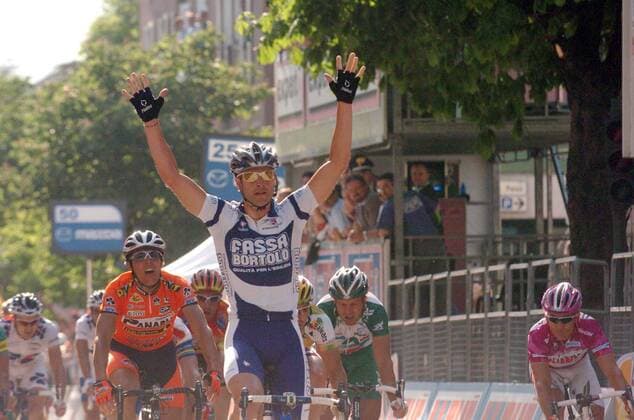 Alessandro Petacchi (Italien Fassa Bortolo) bejubelt seinen Etappensieg -  Radsport Herren 88. Giro d Italia 2005, dItalia, ProTour, Straßenradsport, Straße, Rad, Vdig Gruppe 12. Etappe Alleghe - Rovereto Freude,