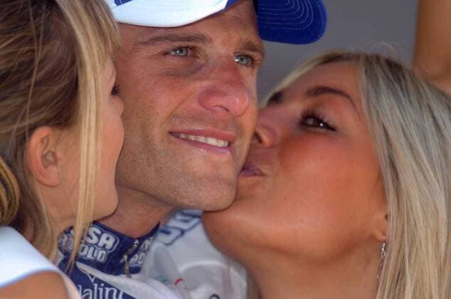 Etappensieger Alessandro Petacchi (Italien Fassa Bortolo) bekommt als Belohnung ein Küßchen auf die Wange von zwei Hostessen -  Radsport Herren 88. Giro d Italia 2005, dItalia, ProTour, Straßenradsport, Straße, Rad, Vdig Gruppe 12. Etappe Alleghe - Rovereto Freude,