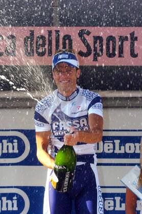 Etappensieger Alessandro Petacchi (Italien Fassa Bortolo) - Champagnerdusche während der Siegerehrung -  Radsport Herren 88. Giro d Italia 2005, dItalia, ProTour, Straßenradsport, Straße, Rad, Vdig Einzelbild 12. Etappe Alleghe - Rovereto Freude, Begeisterung,