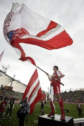 Martin Demichelis (Bayern) schwenkt auf der Meisterfeier eine riesige Vereinsfahne Fußball 1. BL Herren Saison 2004 2005, FC Bayern München, Deutscher Meister, Deutsche Meisterschaft, Meisterfeier, Vdig Totale München