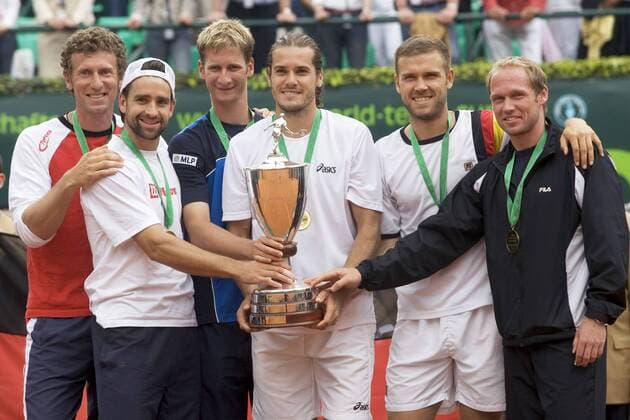 Deutschland gewinnt den World Team Cup 2005 - v.li.: Teamchef Patrik Kühnen, Nicolas Kiefer, Florian Mayer, Thomas Haas, Alexander Waske und Rainer Schüttler mit dem Pokal Tennis WM Herren World Team Cup 2005, WTC, ATP Tour, Mannschaftsweltmeisterschaft, Mannschafts Weltmeisterschaft Gruppe Siegerehrung, Podium, Podest Düsseldorf Freude,