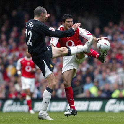 Jose Antonio Reyes (Arsenal, re.) gegen John O Shea (Manchester United) -  Fußball Herren FA Cup Finale 2004 2005, Englischer Pokal, Pokalspiel, Arsenal London - Manchester United 5:4 n.E. Gruppe Cardiff Dynamik, Kampf,