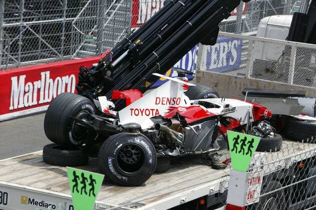 Der völlig zerstörte Bolide von Ralf Schumacher (Deutschland Toyota) wird abtransportiert Motorsport Grand Prix Herren Großer Preis von Monaco 2005, Formel 1 Weltmeisterschaft, F1, F, GP, WM, Qualifying Einzelbild Circuit de Monaco Monte Carlo