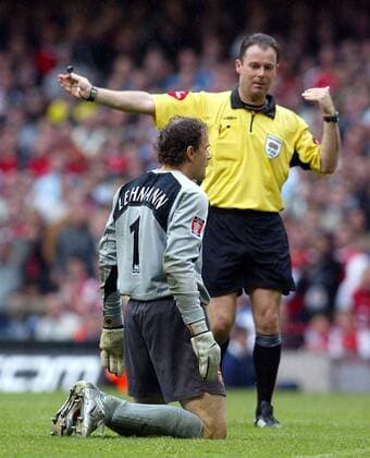 Torwart Jens Lehmann (Arsenal) kniet vor FIFA Schiedsrichter Robert Styles -  Fußball Herren FA Cup Finale 2004 2005, English Premier League, 1. Englische Liga, Englischer Pokal, Pokalspiel Gruppe Cardiff Unterwerfung