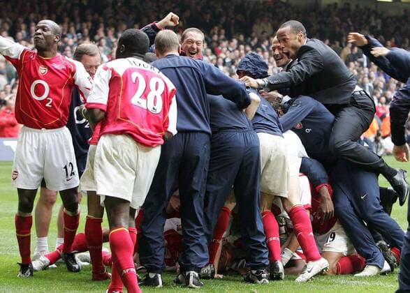 Arsenal London feiert den FA Pokal Sieg 2005, u.a.: Thierry Henry (re.) im Anzug und David Bellion (li.) -  Fußball Herren FA Cup Finale 2004 2005, English Premier League, 1. Englische Liga, Englischer Pokal, Pokalspiel Gruppe Cardiff Freude, Begeisterung,