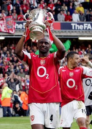Patrick Vieira (Arsenal) präsentiert stolz die Trophäe für den FA Cup Sieg -  Fußball Herren FA Cup Finale 2004 2005, English Premier League, 1. Englische Liga, Englischer Pokal, Pokalspiel Einzelbild Cardiff Freude,