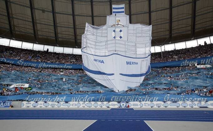 Der Hertha Dampfer wird auch Dank der tatkräftigen Unterstützung der Fans in der nächsten Saison in europäischen Gewässern unterwegs sein Fußball 1. BL Herren Saison 2004 2005, Hertha BSC Berlin, Europa, steuern, lenken, geradlinig, Kurs Totale Berlin