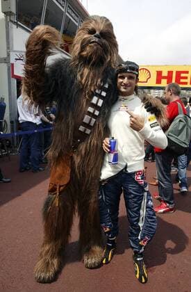 Star Wars Filmfigur Chewbacca The Wookiee und Vitantonio Liuzzi (Italien Red Bull Cosworth) am Rande eines PR Termins beim Großen Preis von Monaco Motorsport Grand Prix Herren Großer Preis von Monaco 2005, Formel 1 Weltmeisterschaft, F1, F, GP, WM, Qualifying, Vdig, Gruppe Circuit de Monaco Monte Carlo