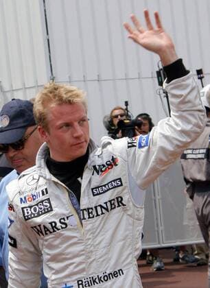 Kimi Räikkönen (Finnland McLaren Mercedes) winkt den Anhängern Motorsport Grand Prix Herren Großer Preis von Monaco 2005, Formel 1 Weltmeisterschaft, F1, F, GP, WM Einzelbild Circuit de Monaco Monte Carlo