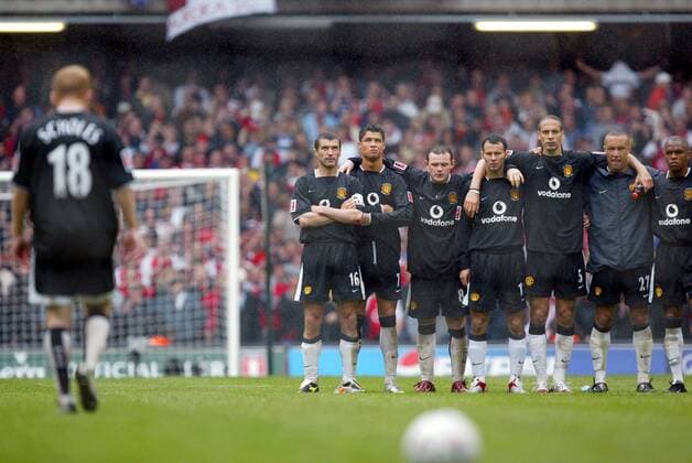 Elfmeterschießen Manchester United v.li.: Roy Keane, Cristiano Ronaldo, Wayne Rooney, Ryan Giggs, Rio Ferdinand, Mikael Silvestre und Quinton Fortune erwarten ziemlich enttäuscht den Fehlschützen Scholes - Fußball Herren FA Cup 2004 2005, Finale, Endspiel, Manchester United, ManU, Englischer Pokal, Pokalspiel, Vdig Totale Cardiff Enttäuschung,
