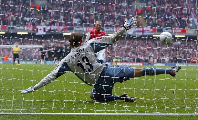 Elfmeterschießen: Fredrik Ljungberg (hi., Arsenal) verlädt Torwart Roy Carroll (Manchester United) -  Fußball Herren FA Cup 2004 2005, Finale, Endspiel, Arsenal FC London - Manchester United 5:4 n.E., ManU, Vdig Totale Frederik, Freddie, Freddy Cardiff Dynamik,
