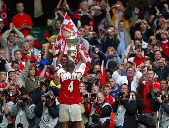 Patrick Vieira (Arsenal) präsentiert Fotografen und Anhängern den FA Cup -  Fußball Herren FA Cup 2004 2005, Finale, Endspiel, Arsenal FC London, Englischer Pokal, Pokalspiel, Vdig Totale Cardiff Freude, Begeisterung,