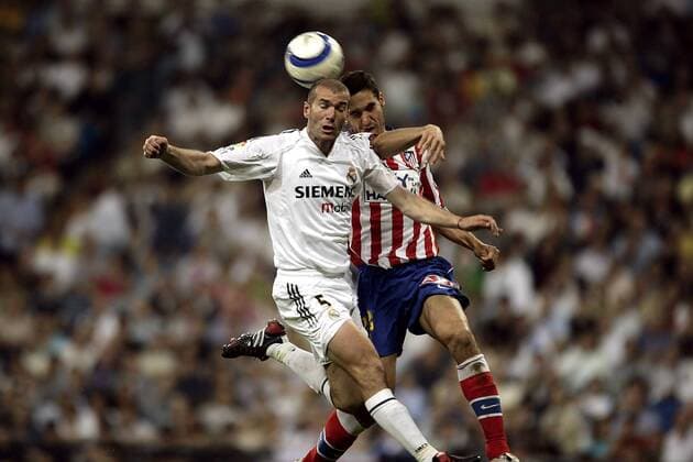 Zinedine Zidane (li., Real Madrid) gegen Pablo Ibanez (Atletico Madrid) Fußball Herren Primera Division 2004 2005, 1. Spanische Liga, Real Madrid CF - Atletico Madrid 0:0, Vdig Gruppe Madrid Dynamik,