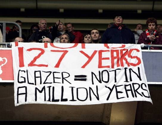 Manchester United Fans beschwören die langjährige Tradition des Vereins und protestieren gegen die Übernahme durch den amerikanischen Investor Malcolm Glazer: 127 years, Glazer not in a million years - EDITORIAL USE ONLY. No use with unauthorised audio, video, data, fixture lists, club league logos or live services. Online in-match use limited to 120 images, no video emulation. No use in betting, games or single club league player publications. Fußball Herren FA Cup 2004 2005, Finale, Endspiel, Manchester United, ManU, Englischer Pokal, Pokalspiel, Vdig Gruppe Mehrheitsaktionär, Aktienmehrheit Cardiff Wut,