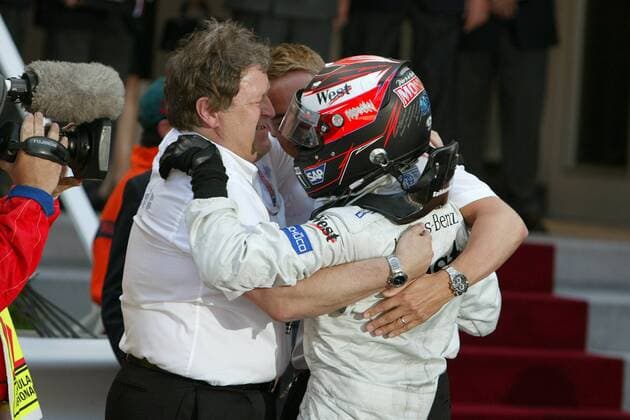 Motorsportchef Norbert Haug (li., Deutschland) und Kimi Räikkönen (Finnland beide McLaren Mercedes) feiern den Sieg Motorsport Grand Prix Herren Großer Preis von Monaco 2005, Formel 1 Weltmeisterschaft, F1, F, GP, WM, Vdig Gruppe Circuit de Monaco Monte Carlo Freude,