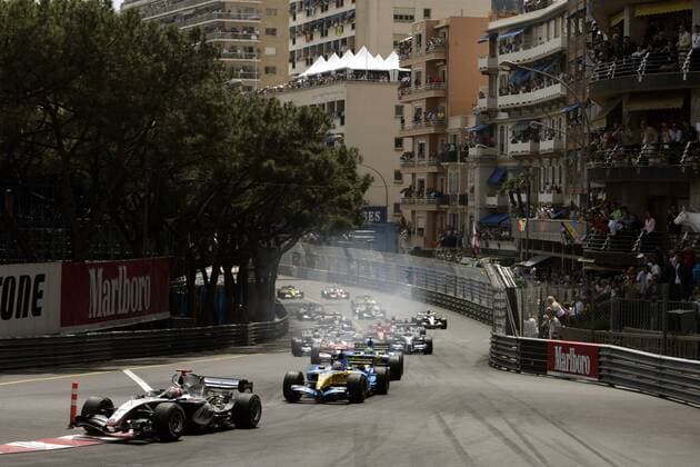 Start zum Großen Preis von Monaco 2005 - Kimi Räikkönen (Finnland McLaren Mercedes, li.) vor Fernando Alonso (Spanien Renault) Motorsport Grand Prix Herren Großer Preis von Monaco 2005, Formel 1 Weltmeisterschaft, F1, F, GP, WM Totale Circuit de Monaco Monte Carlo