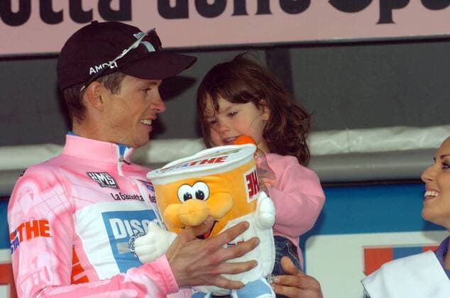 Der Gesamtführende Paolo Savoldelli (Italien Discovery Channel) mit seiner kleinen Tochter -  Radsport Herren 88. Giro d Italia 2005, dItalia, ProTour, Straßenradsport, Straße, Rad Gruppe 14. Etappe: Egna - Livigno