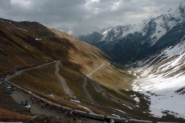 Beim Anstieg zum Stelvio müssen die Fahrer eine Reihe von langen Serpentinen bewältigen -  Radsport Herren 88. Giro d Italia 2005, dItalia, ProTour, Straßenradsport, Straße, Rad Totale o0 Stilfser Joch, Stilfserjoch 14. Etappe: Egna - Livigno