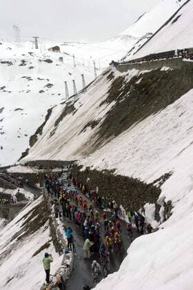 Beim Anstieg zum Stelvio müssen die Fahrer den winterlichen Witterungsbedingungen trotzen -  Radsport Herren 88. Giro d Italia 2005, dItalia, ProTour, Straßenradsport, Straße, Rad Totale o0 Stilfser Joch, Stilfserjoch 14. Etappe: Egna - Livigno