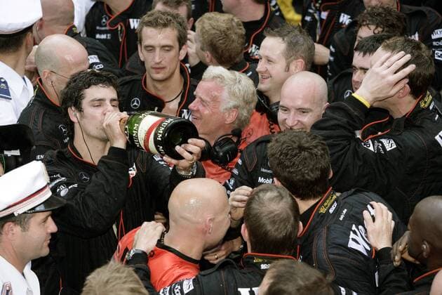 Siegerehrung nach dem GP von Monaco 2005: Die Crew von McLaren Mercedes läßt sich beim Jubeln den Siegerchampagner schmecken Motorsport Grand Prix Herren Großer Preis von Monaco 2005, Formel 1 Weltmeisterschaft, F1, F, GP, WM Totale Circuit de Monaco Monte Carlo Freude, Begeisterung