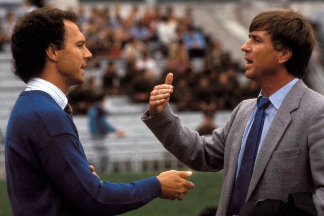 Die Trainerkollegen Franz Beckenbauer (li., BR Deutschland) und Sepp Piontek (Dänemark) im Gespräch Fußball Länderspiel Herren DEUTSCHSPRACHIGE SPORTZEITSCHRIFTEN UND -ZEITUNGEN NUR NACH RÜCKSPRACHE, Länderspiel 1986, Vdia Gruppe Kopenhagen
