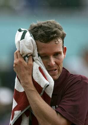 Lars Burgsmüller (Deutschland) wischt sich enttäuscht das Gesicht ab Tennis Herren French Open 2005, Grand Slam, ATP Tour Einzelbild Roland Garros Paris Enttäuschung, Erschöpfung
