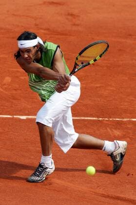 Rafael Nadal (Spanien) - beidhändige Rückhand Tennis Herren French Open 2005, Grand Slam, ATP Tour, Sand, Sandplatz, Sandplatztennis, Sandplatzturnier Einzelbild Roland Garros pan9327 Paris Dynamik,  