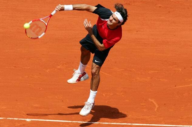 Roger Federer (Schweiz) - Aufschlag Tennis Herren French Open 2005, Grand Slam, ATP Tour, Sand, Sandplatz, Sandplatztennis, Sandplatzturnier Einzelbild Roland Garros pan9327 Paris Dynamik,  