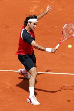 Roger Federer (Schweiz) - Rückhand Tennis Herren French Open 2005, Grand Slam, ATP Tour, Sand, Sandplatz, Sandplatztennis, Sandplatzturnier Einzelbild Roland Garros pan9327 Paris Dynamik,  