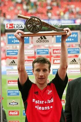 Marek Mintal (Nürnberg) mit der Kicker Torjägerkanone für den besten Torjäger der Saison 2004 2005 Fußball 1. BL Herren Saison 2004 2005, 1. FC Nürnberg Einzelbild Torjäger Nürnberg Freude,