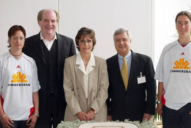 Vorstellung der Commerzbank als neuer Hauptsponsor, v.li.: Renate Lingor, Manager Siegfried Dietrich, Vereinsvorsitzende Monika Staab (alle FFC Frankfurt), Klaus Peter Müller (Vorstandssprecher der Commerzbank) und Birgit Prinz (FFC Frankfurt) Fußball Damen Saison 2004 2005, 1.FFC Frankfurt, Frauen, Frauenfußball, Vorstellung, Präsentation, Pressetermin Gruppe Trikotwerbung, neu, neue, neues, Trikot, Trikots Frankfurt M.